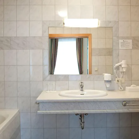 Aktivhotel Weisser Hirsch Отель Мариацелль